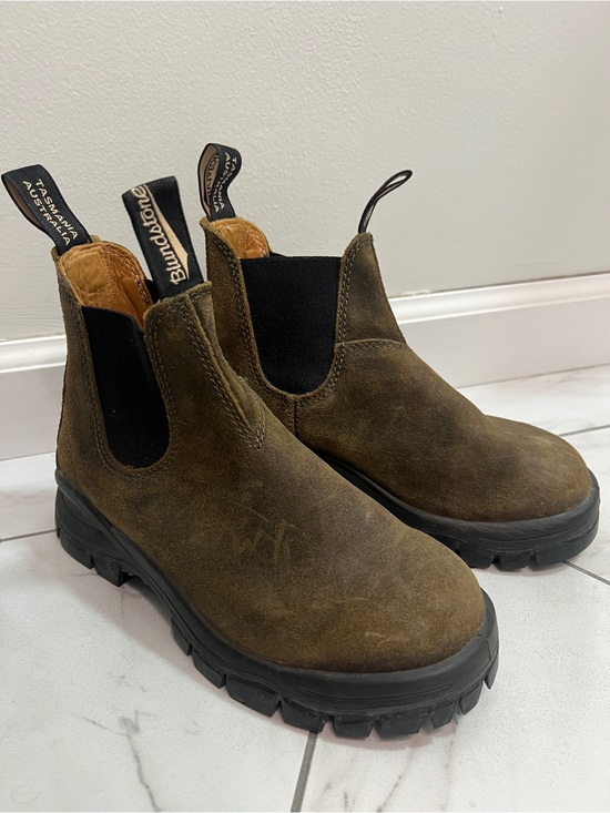 Blundstone Shoes - Blundstone 2322 Dark Olive Suede Lug Sole Chelsea Boot Size 6.5 US Women’s